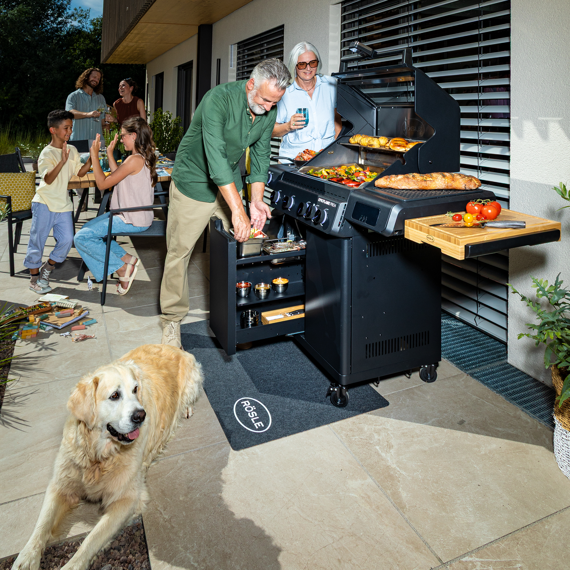 RÖSLE EPICFLAME PRO 4 EPICFLAME PRO 4 Gasgrill im Einsatz mit Familie