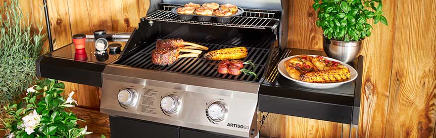 RÖSLE Gasgrill ARTISO mit Grillgut Gasgrill ARTISO mit Grillrost, Grillgut und Gemüse auf dem Grill, sowie einer Grillplatte...