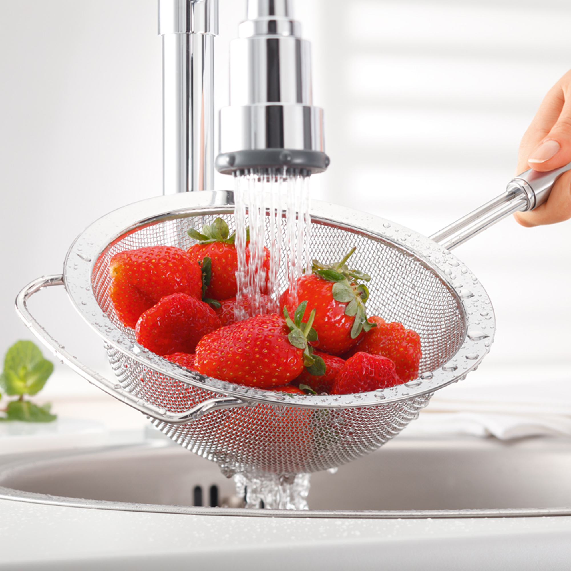 RÖSLE kitchen colander with round handle Kitchen sieve with round handle, coarse-meshed, made of stainless steel, with fresh strawberries...
