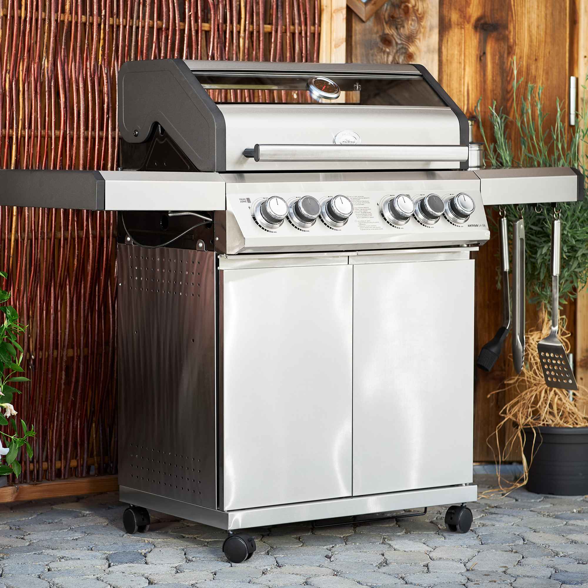 RÖSLE Gasgrill Artiso G4-SB Gasgrill BBQ Station Artiso G4-SB aus Edelstahl mit vier Brennern und zwei Türen.