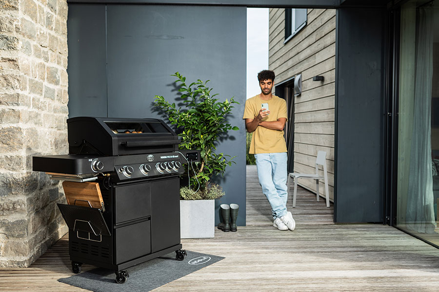 Troubleshooting Man photographs his barbecue with his mobile phone