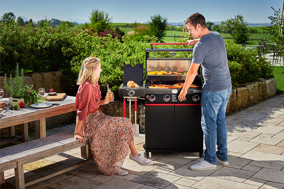 Couple grill together on gas grill Videro G4-S of FC Bayern Edition