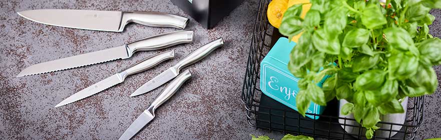 RÖSLE Basic Line Messer Set Basic Line Messer Set mit verschiedenen Klingenformen, Edelstahl, auf einer Arbeitsfläche...