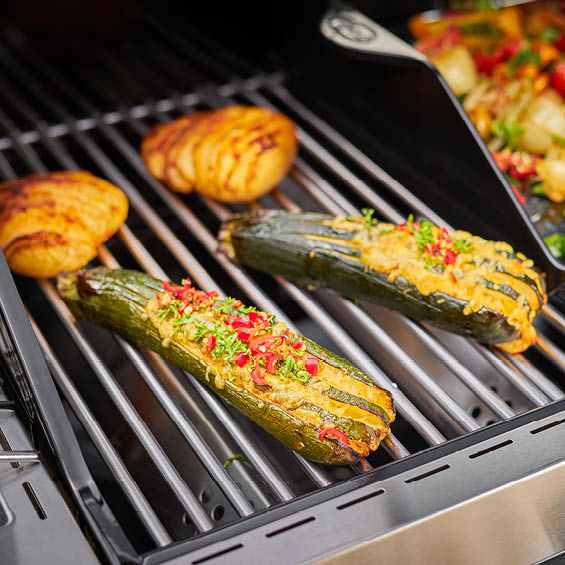 Gefüllte Zucchini Gefüllte Zucchinis auf dem Gasgrill