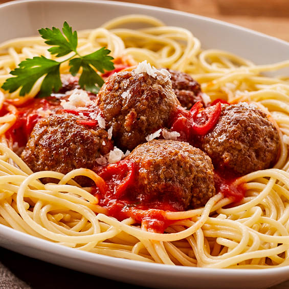 Spaghetti mit Hackfleischbällchen auf Tomatensauce