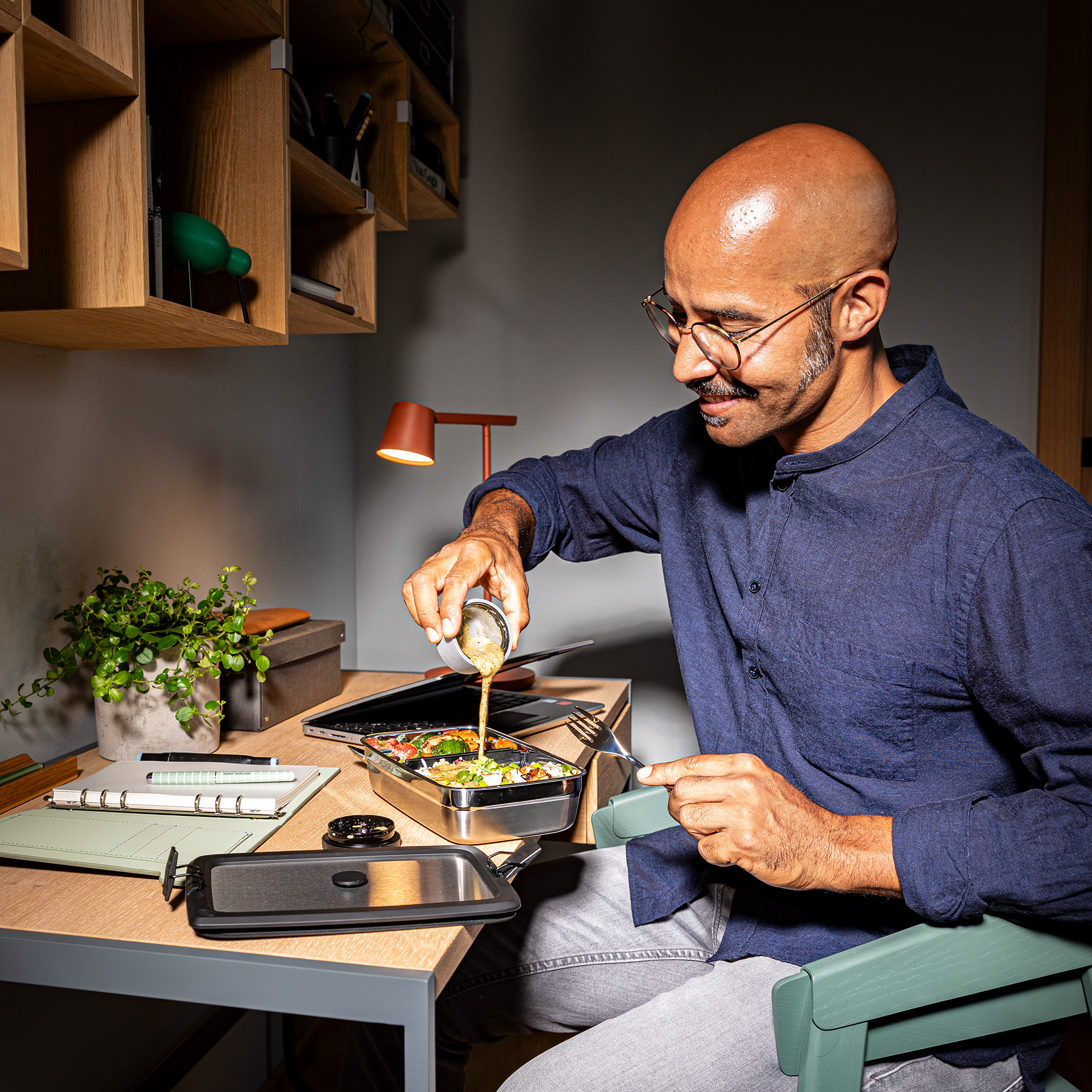 RÖSLE Edelstahldeckel und Salatzubereitung Edelstahldeckel für eckige 0,6l Behälter, Person gießt Dressing über Salat.