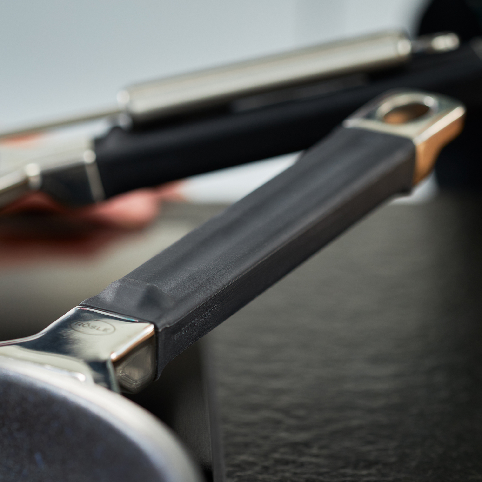 RÖSLE frying pan 24 cm with non-slip handle Frying pan with a handle made of non-slip material and stainless steel elements.