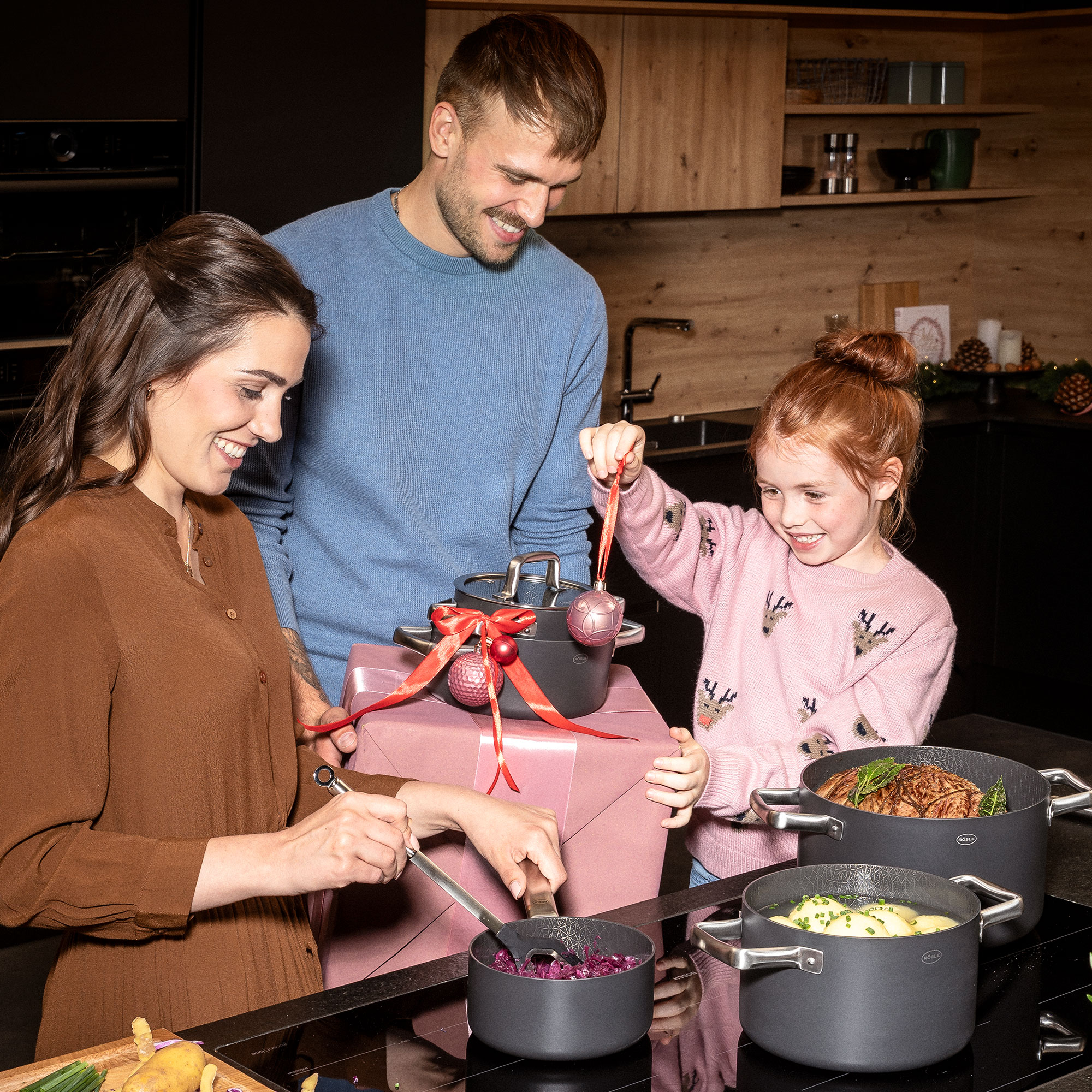 Kochtopf EBONIC Ø 16 cm Junge Familie feiert Weihnachten mit den EBONIC Kochtöpfen in der Küche beim gemeinsamen Kochen