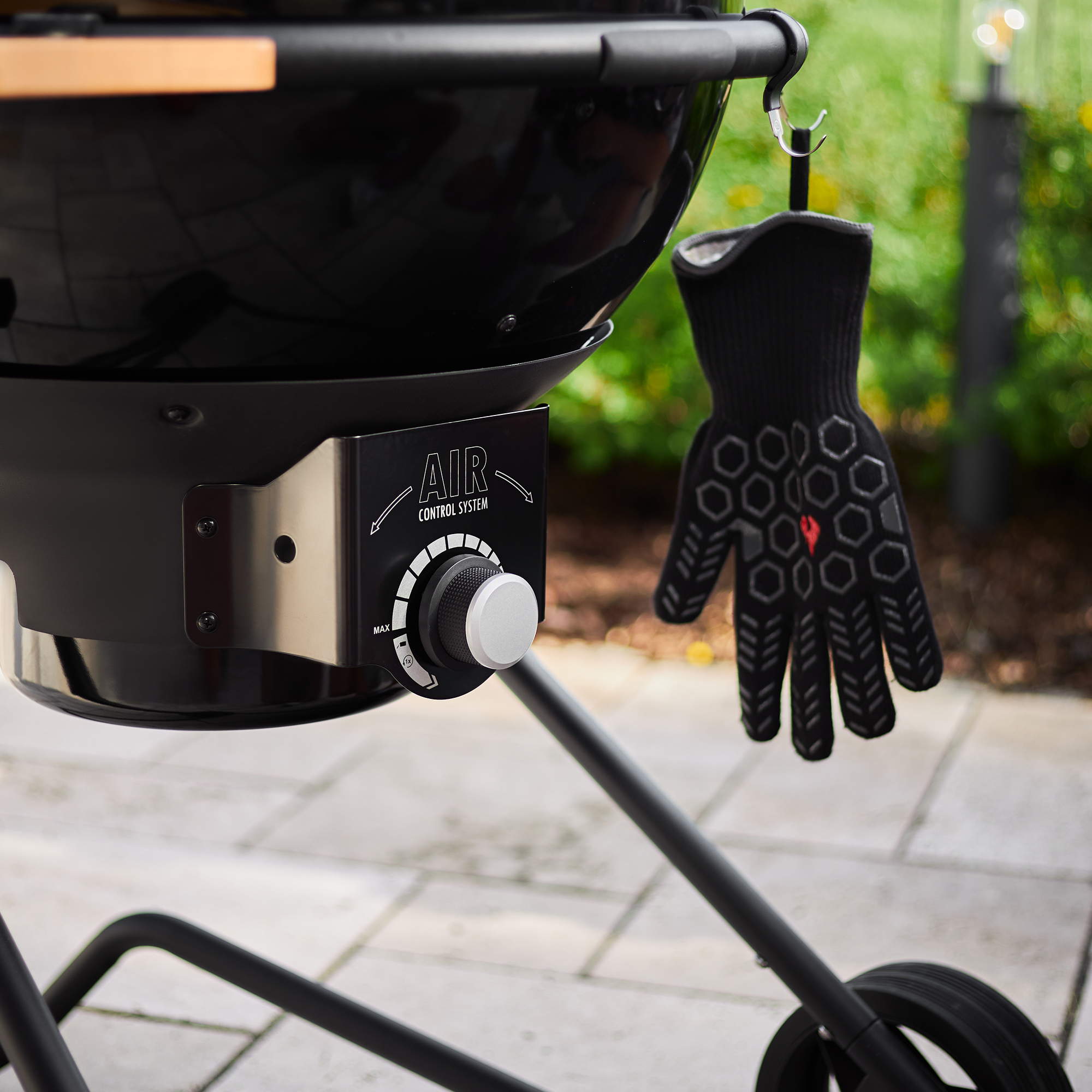 RÖSLE Holzkohle Kugelgrill mit Luftregler und Handschuh Holzkohle Kugelgrill No1 AIR F60 in Schwarz mit Luftregler und Grillhandschuh.