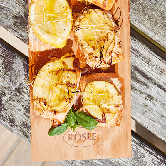 Zitronen Wildlachs auf der Aromaplanke Erle Zitronen Wildlachs auf der Aromaplanke Erle