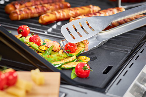 Turning over vegetables with the RÖSLE Premium Grill Tongs on the grill plate