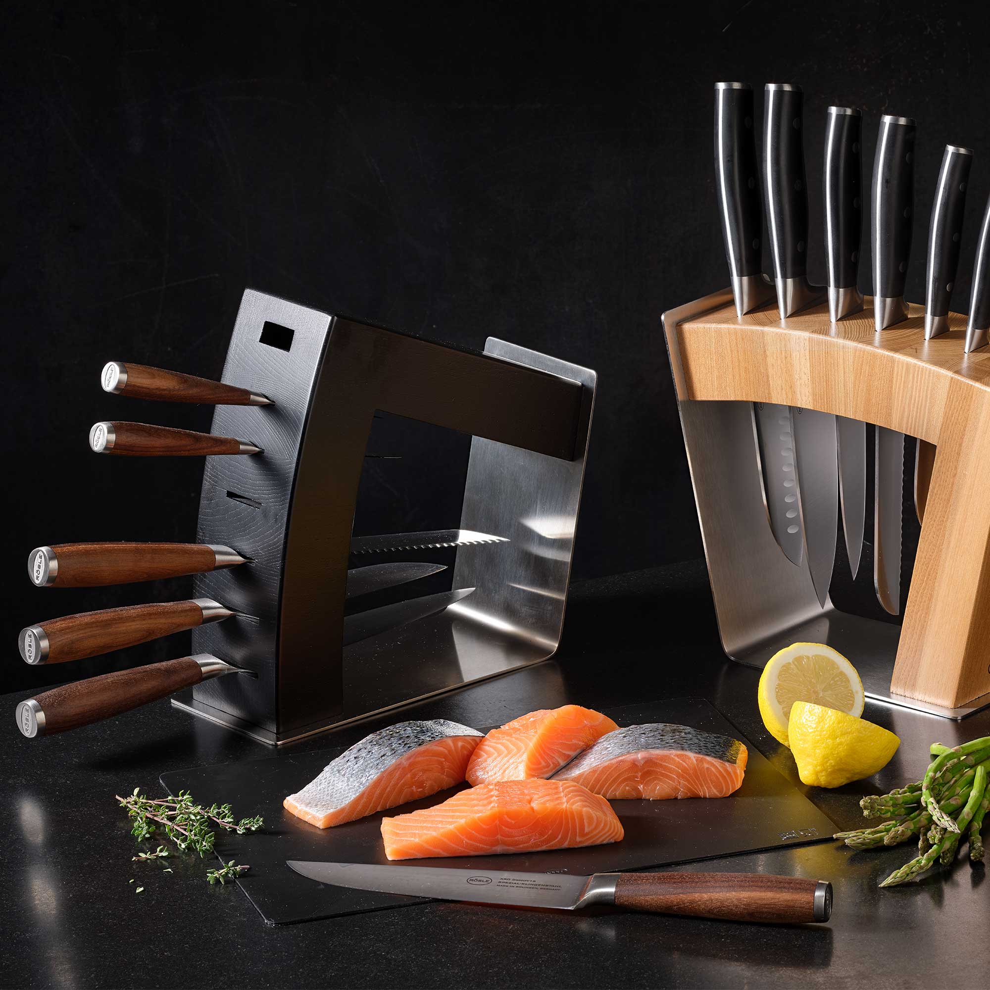 RÖSLE Messerblock MoveX schwarz unbestückt mit frischem Lachs Messerblock MoveX in Schwarz, unbestückt, mit Holzgriffen und Klingen, daneben frischer Lachs...