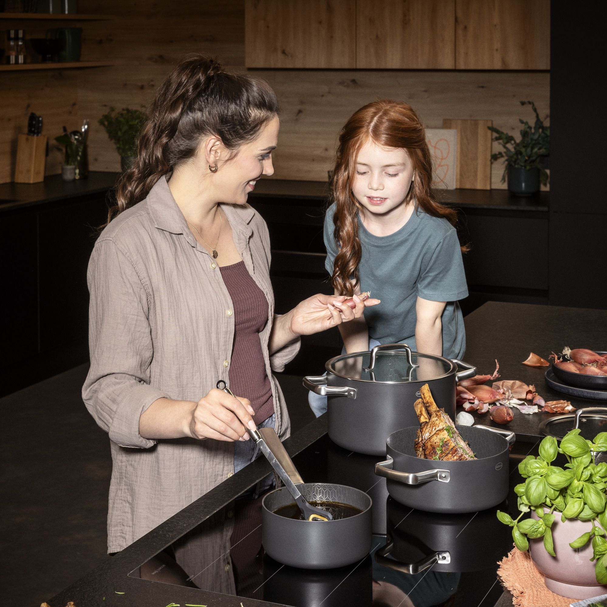 eine Familie die mit dem Bratentopf Ebonic ein Gericht kocht