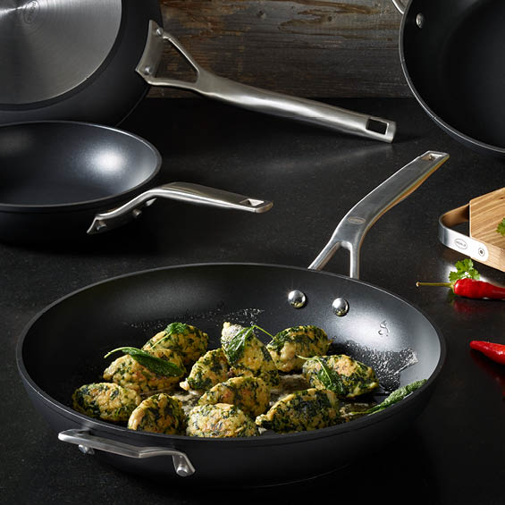 Spinat-Nocken mit Salbeibutter Spinat-Nocken mit Salbeibutter in der Bratpfanne Raise 26 cm