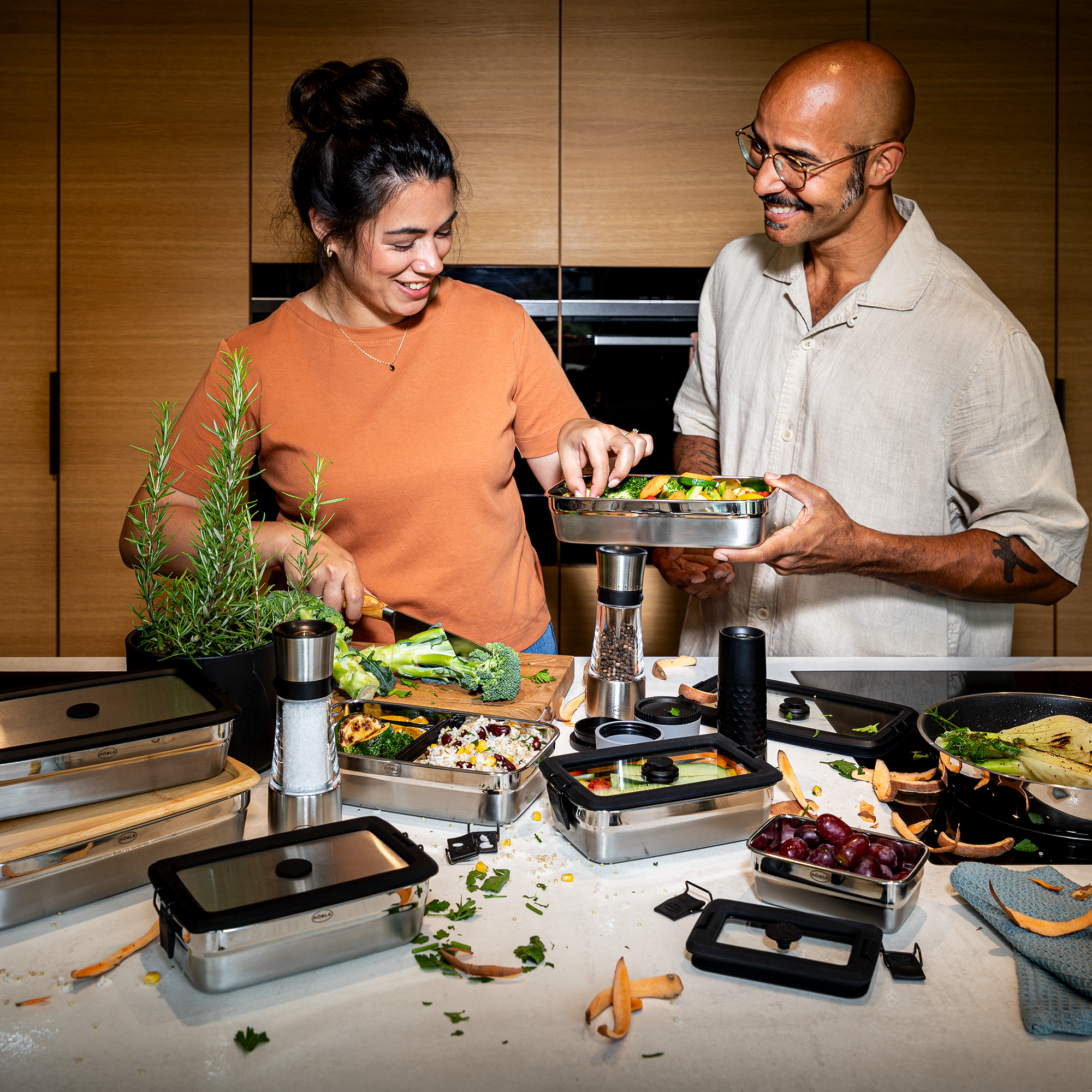 RÖSLE Flexx2go Aufbewahrungsdose in der Küche Flexx2go 1,0l Aufbewahrungsdose aus Edelstahl, zwei Personen in der Küche beim Zubereiten...