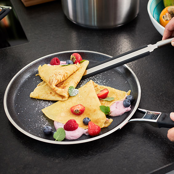 Crêpes with berries in the Crêpes Pan Silence Pro