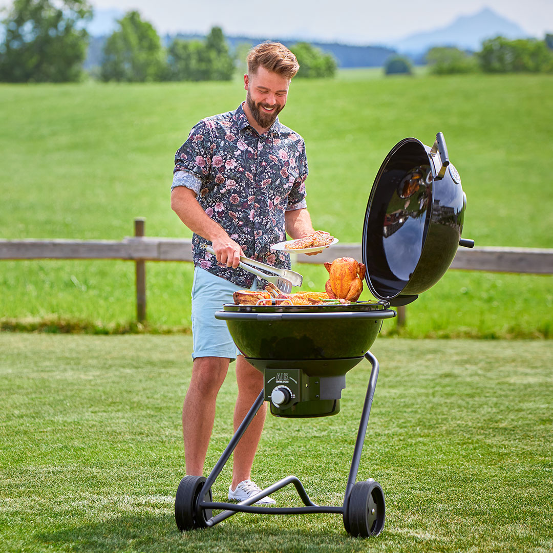 Man grilling on the kettle grill AIR F60 NERO
