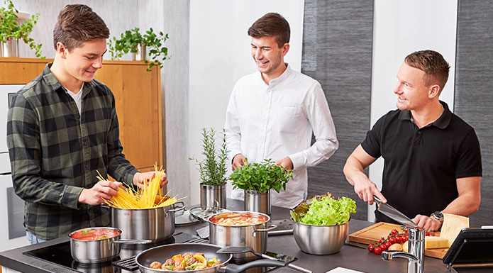 3 guys cooking spaghetti together with Basic Line series