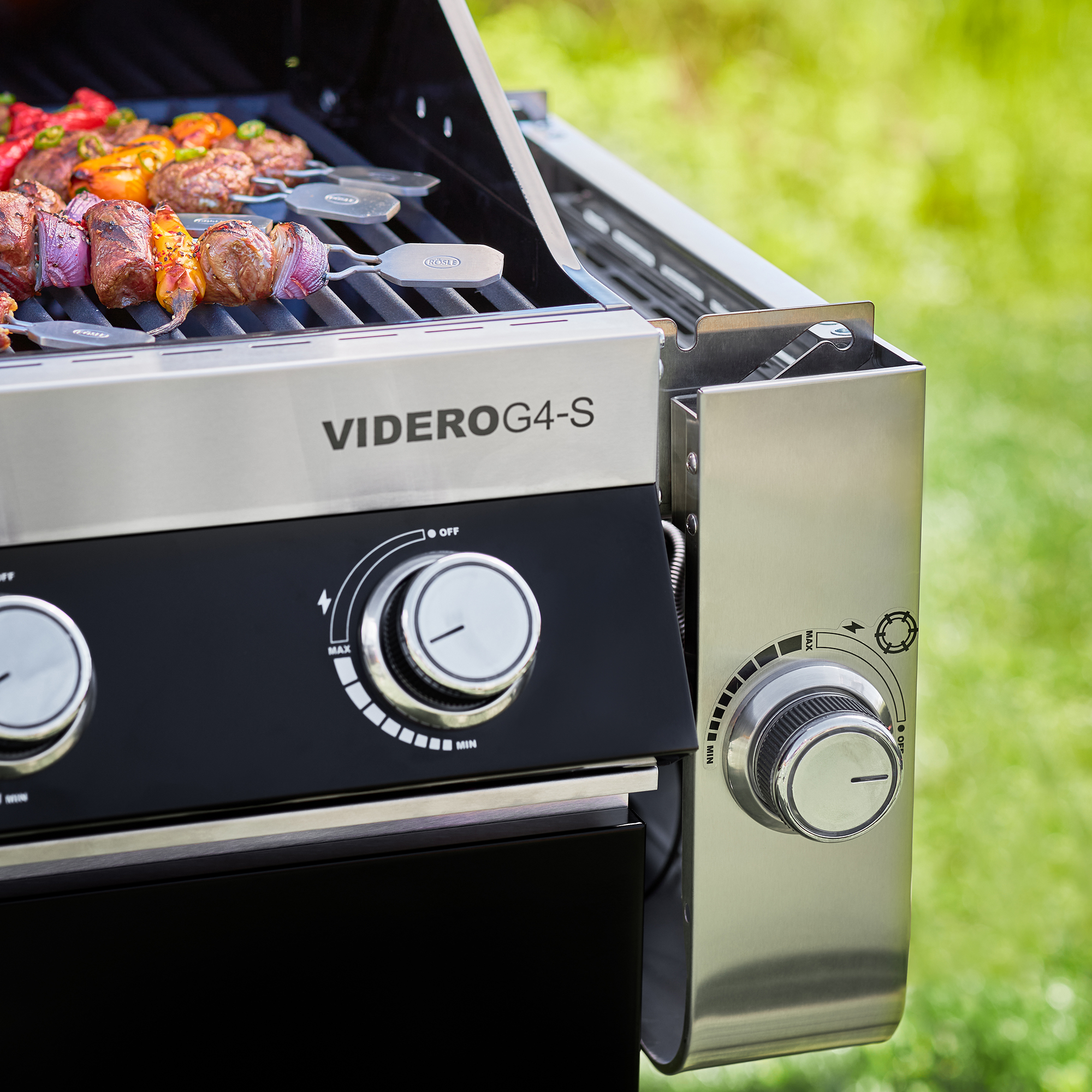 RÖSLE Gasgrill Videro G4-S Gasgrill Videro G4-S in Schwarz mit Grillrost und Grillgut.