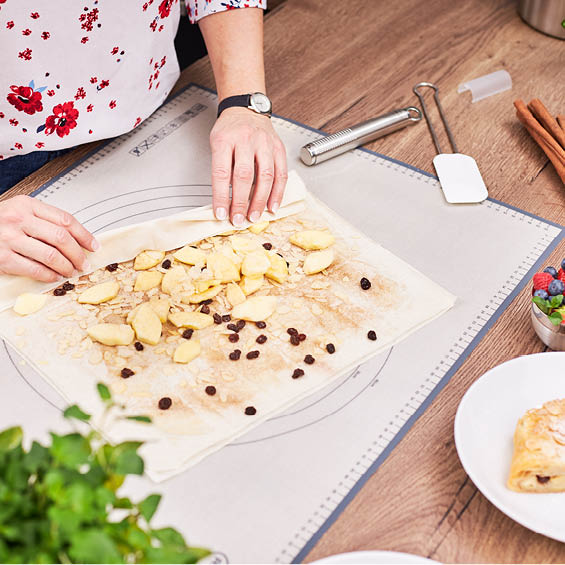 Apfelstrudel mit Mandeln Apfelstrudel mit Mandeln auf der Back- und Arbeitsmatte