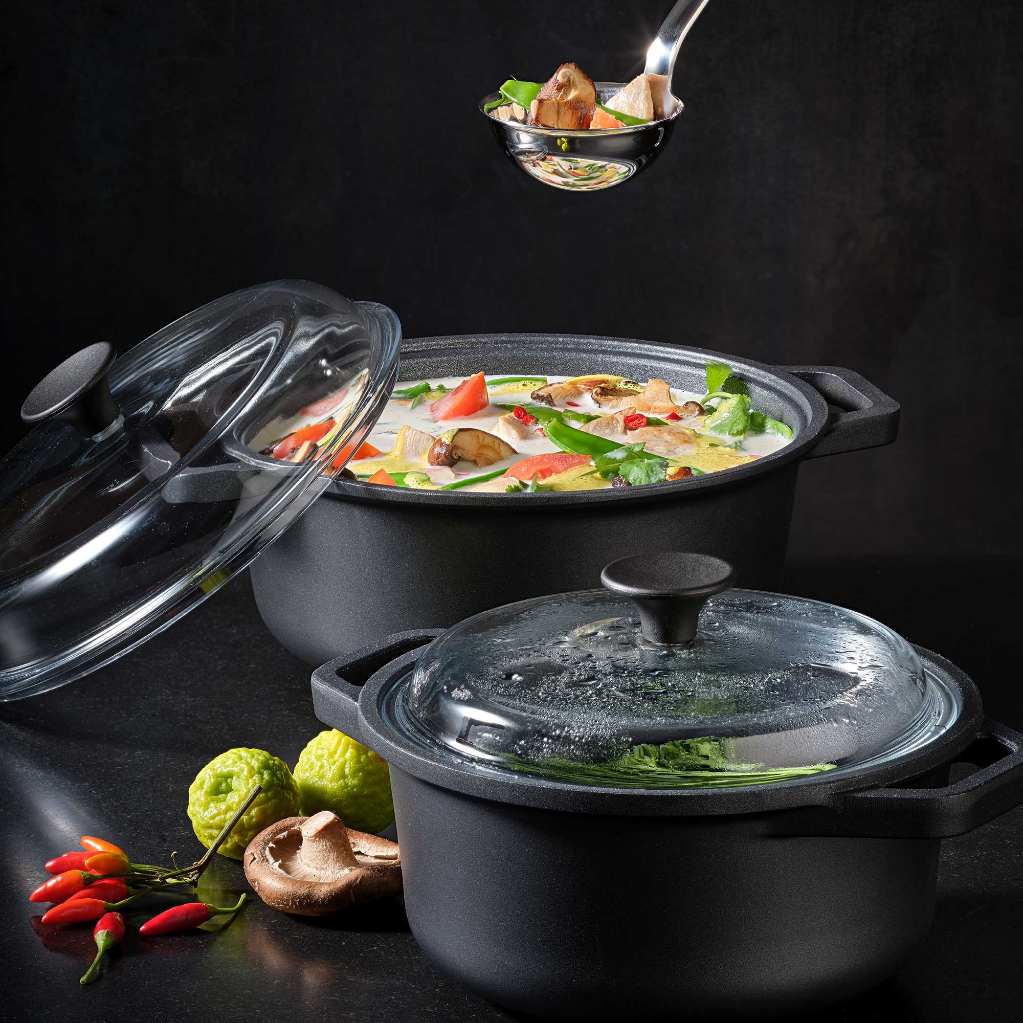 RÖSLE Kochtopf Cadini 24 cm Kochtopf Cadini, 24 cm, schwarz, mit Gemüse und Brühe, zwei Töpfe mit Glasdeckeln, auf dunklem...