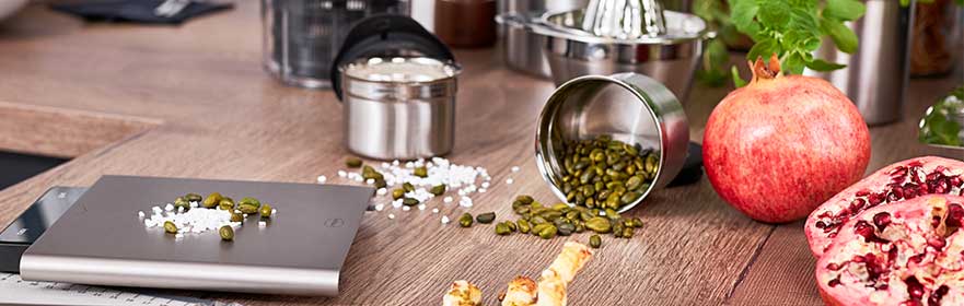 Keukenaccessoires en verse ingrediënten van RÖSLE Keukenaccessoires: roestvrijstalen bak, weegschaal en verse ingrediënten zoals granaatappel...