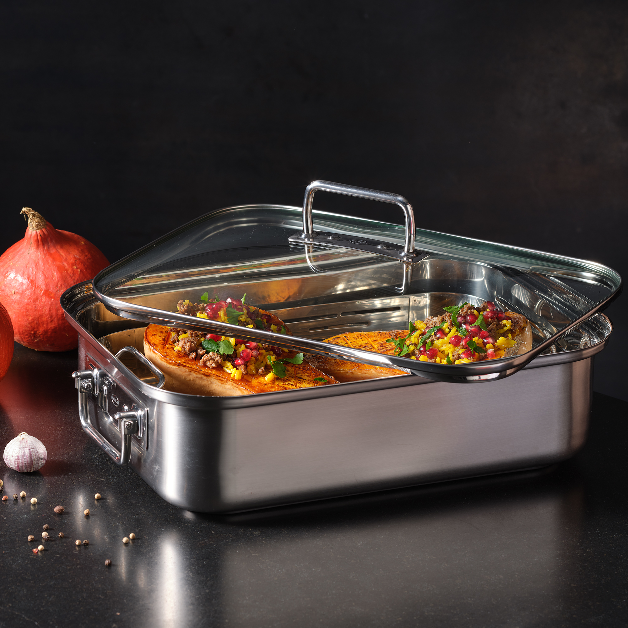 RÖSLE rechteckiger Bräter aus Edelstahl rechteckiger Bräter aus Edelstahl mit Glasdeckel, gefüllt mit gefülltem Gemüse und frischen...