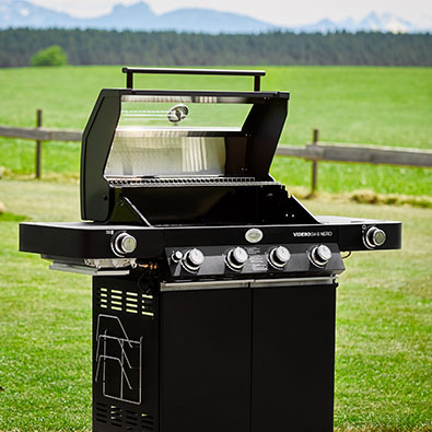 RÖSLE Gasgrill BBQ-Station Videro G4-S NERO Gasgrill Videro G4-S NERO mit geöffnetem Deckel im Garten.