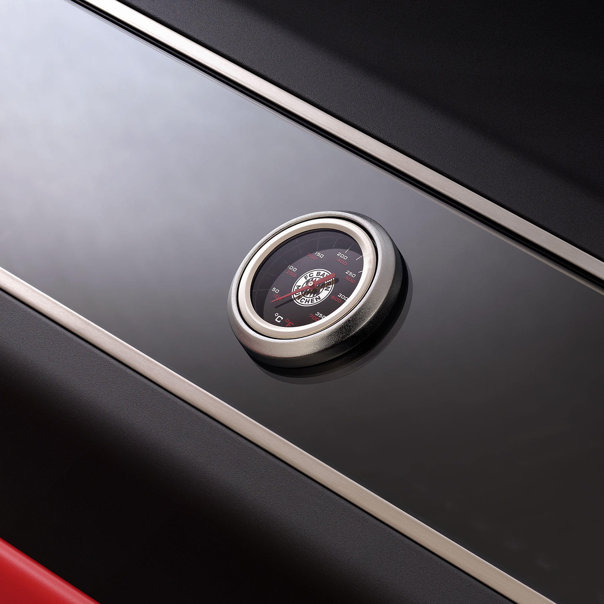 Temperaturanzeige des RÖSLE Gasgrills Videro G4-S Gasgrill BBQ Station Videro G4-S mit Temperaturanzeige in der Mitte.