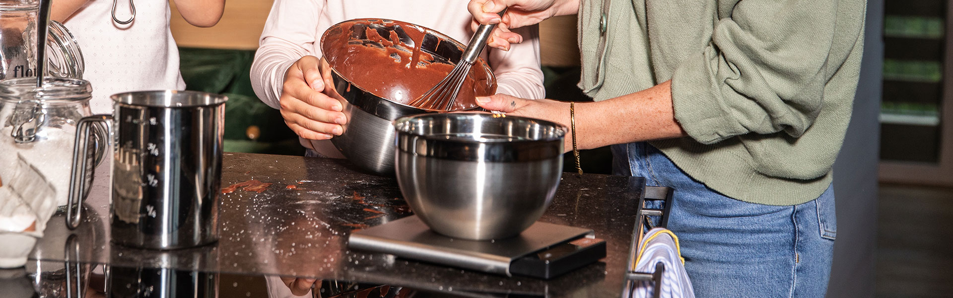 RÖSLE Schneebesen beim Backen Schneebesen in Aktion, während eine Person mit einem Kind Schokoladenteig in einer Schüssel...