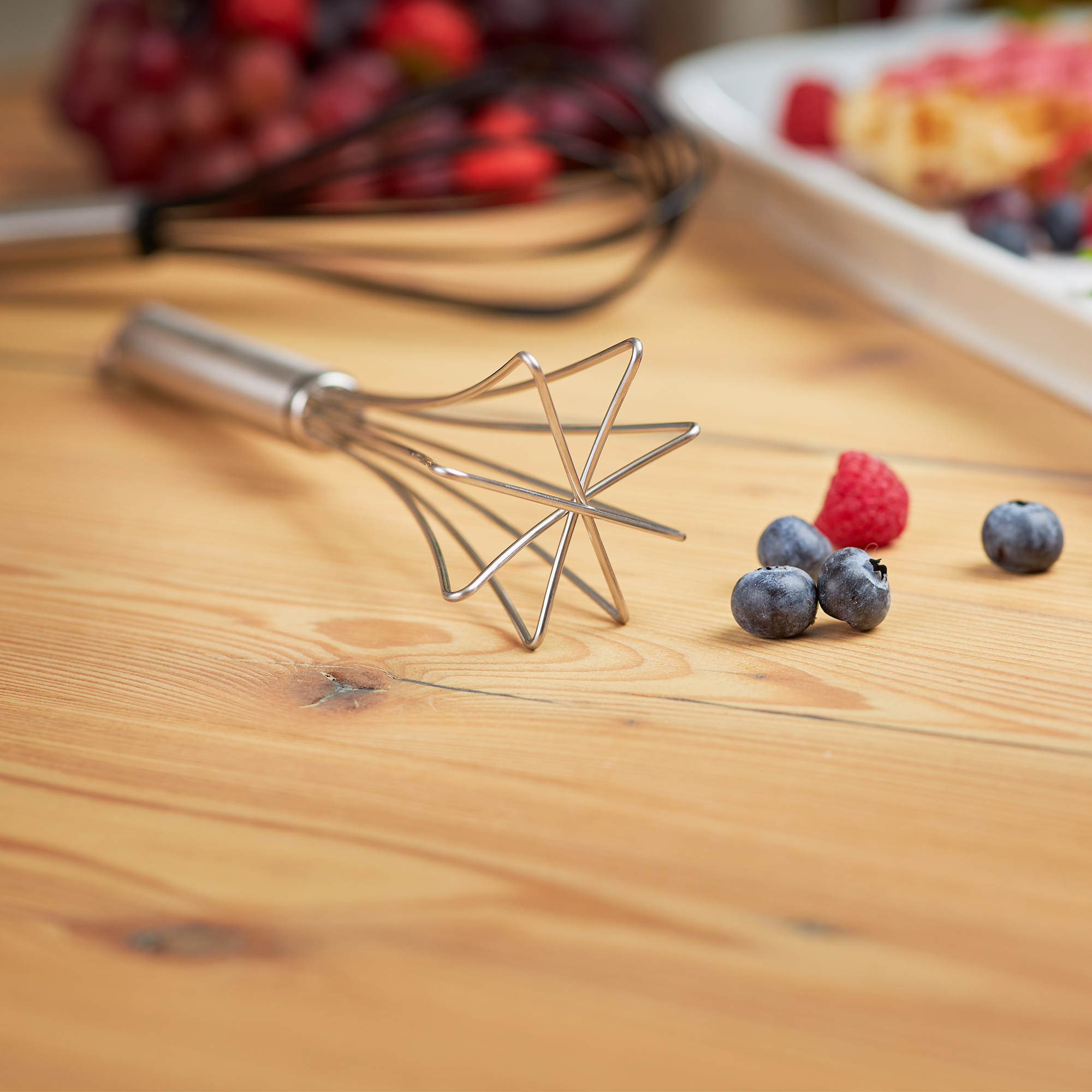 RÖSLE Gourmetbesen, Edelstahl, 27 cm Gourmetbesen aus Edelstahl, 27 cm, mit sternförmigem Drahtkopf, auf einem Holztisch neben...