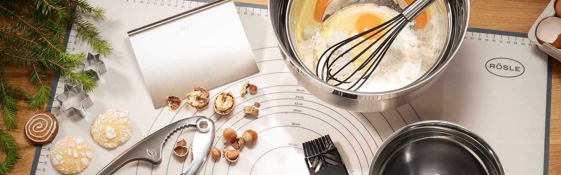 RÖSLE Schneidunterlage mit Zutaten und Küchengeräten Schneidunterlage mit Zutaten wie Mehl, Eiern und Nüssen sowie Küchengeräten wie einem Schneebesen...