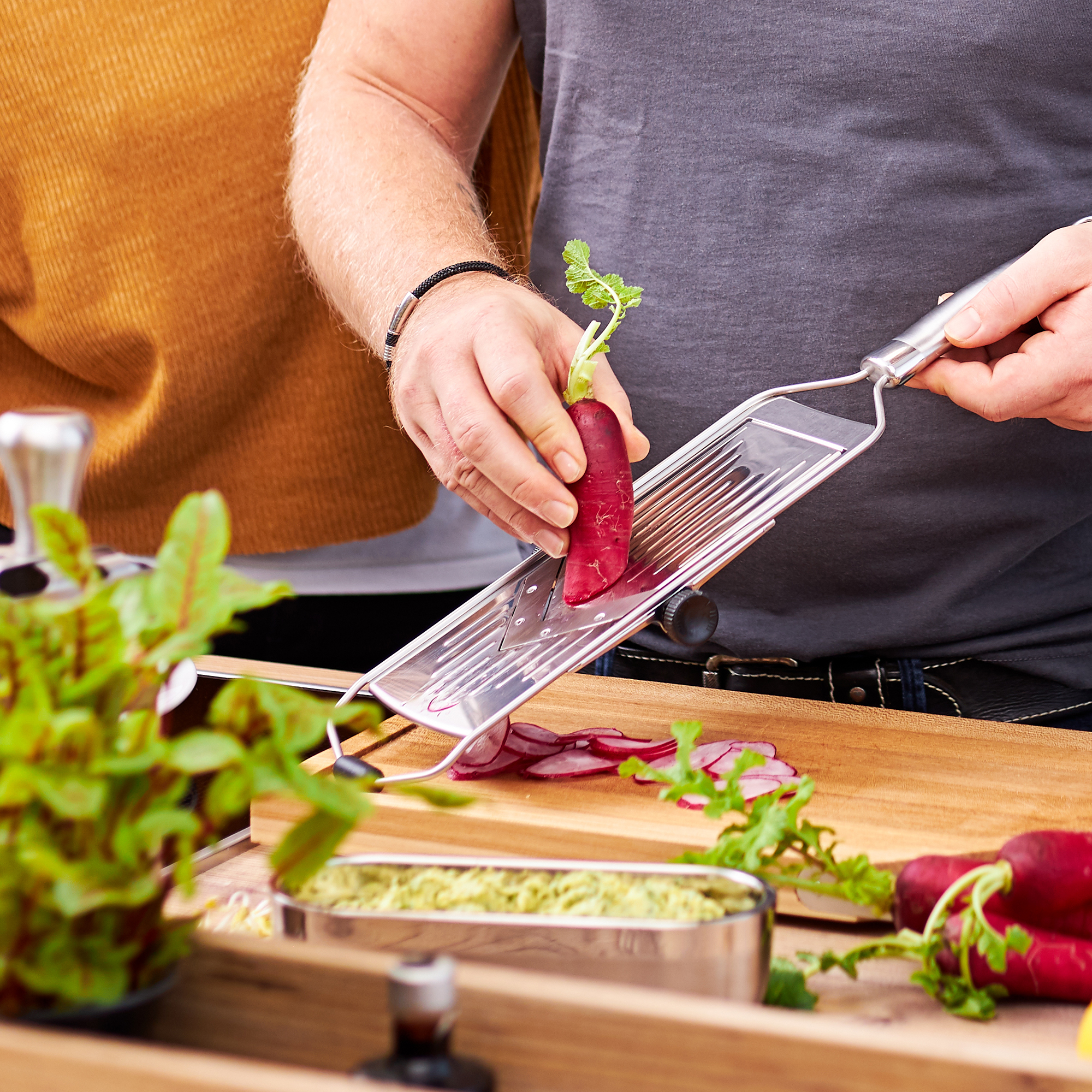 RÖSLE Hobel mit V-Klinge Hobel mit V-Klinge aus Edelstahl, verwendet zum Schneiden von Radieschen.