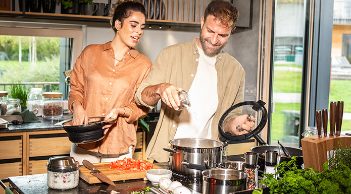 Töpfe Pärchen kocht zusammen mit dem Silene Pro Kochgeschirr