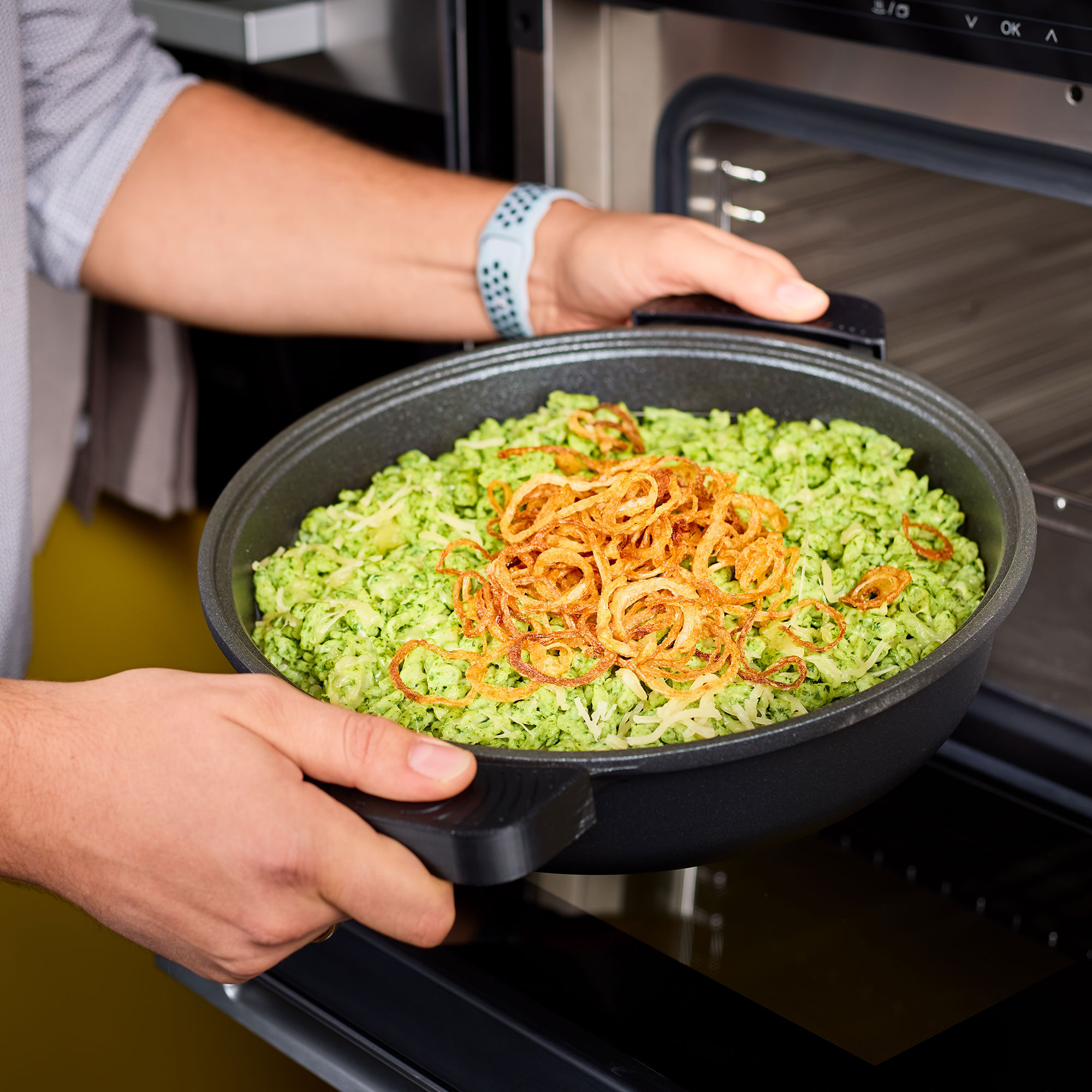 RÖSLE Cadini Bräter mit Silikongriffen Cadini Bräter mit Silikongriffen, gefüllt mit grünem Reis und Röstzwiebeln, wird aus dem Ofen...