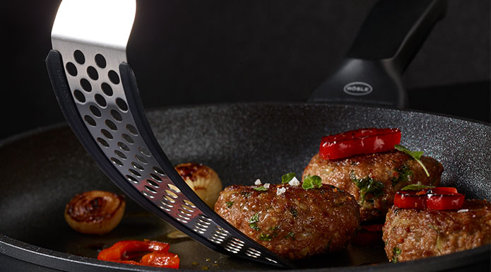 Turning meatballs in the Cadini pan with the flexible turner with perforation silicone