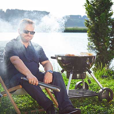 Smoker No.1 F50-S schwarz Grillen mit dem Smoker No.1 F50-S schwarz am See