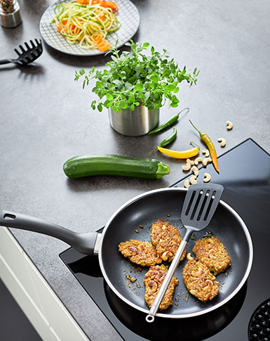 Green spelt patties are prepared in the frying pan Basic Line