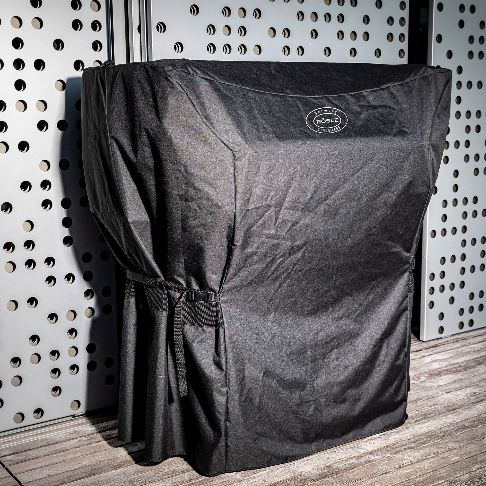 Schwarze Abdeckhaube für Grillgeräte, aus strapazierfähigem Material, mit Kordelzug.