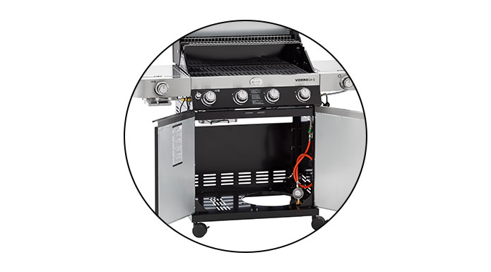 Stauraum Grill mit offenen Schränken um zu zeigen, wie viel Platz im Unterteil ist.