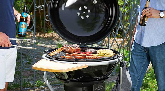 Holzkohle-Kugelgrill No.1 F50 AIR Freunde grillen mit dem Holzkohle-Kugelgrill No.1 F50 AIR