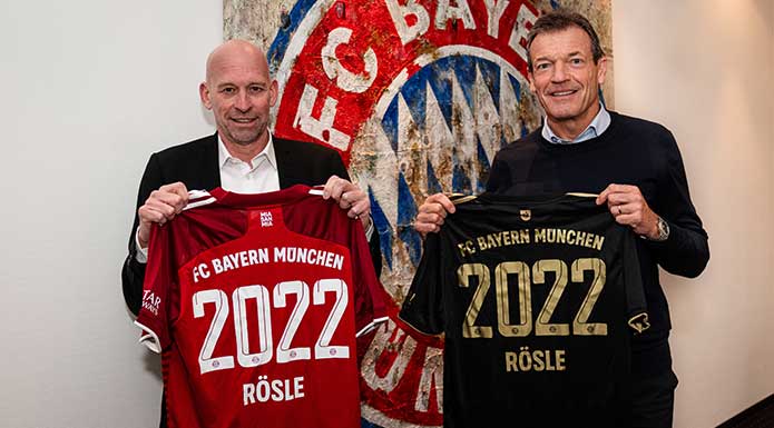 Hennig Klempp and Andreas Jung hold Rösle Fc Bayern jerseys