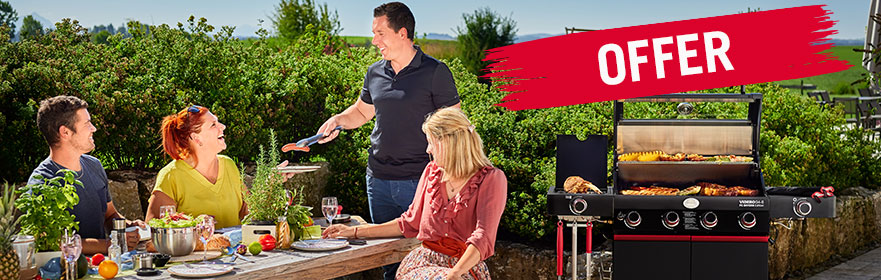 Friends barbecue together on the FC Bayern Edition Videro G4-S gas grill