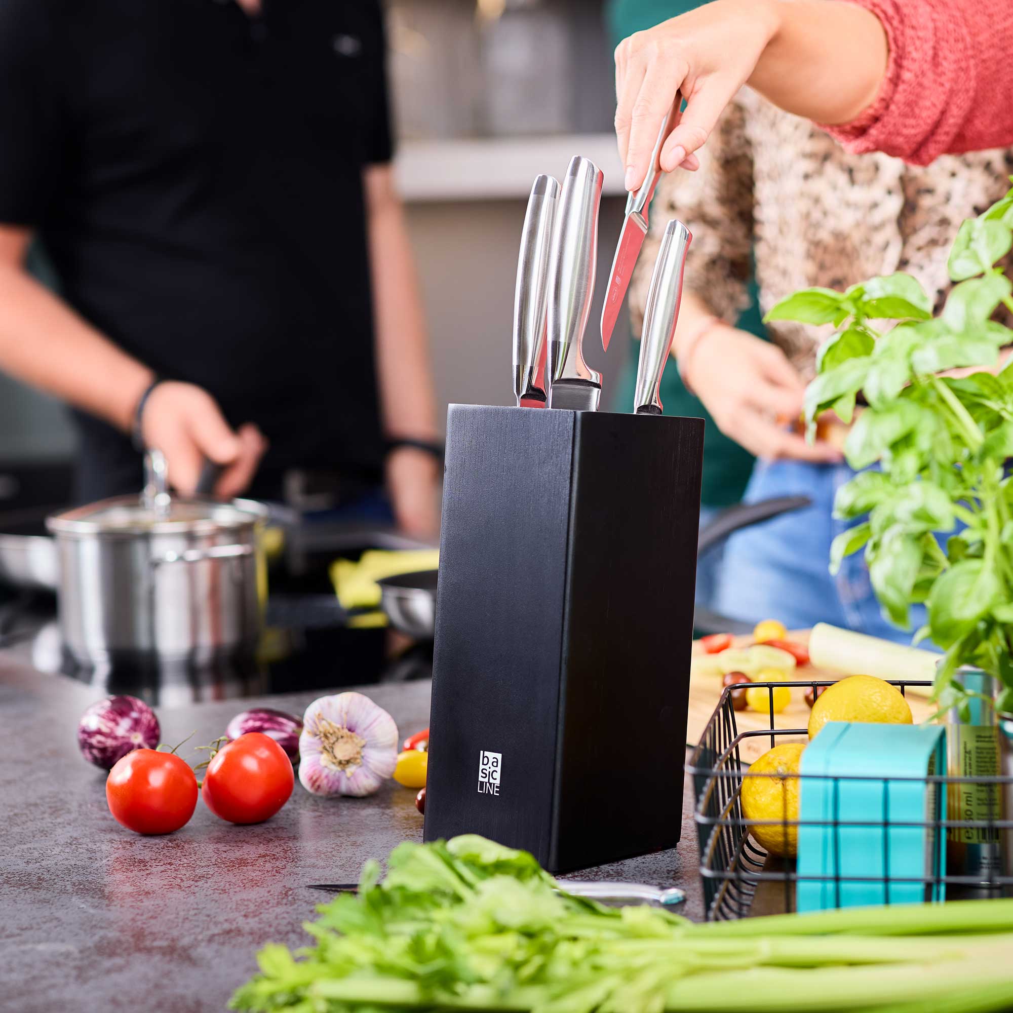 RÖSLE Messerblock Basic Line Messerblock Basic Line mit mehreren Messern, umgeben von frischem Gemüse und Kräutern in einer...