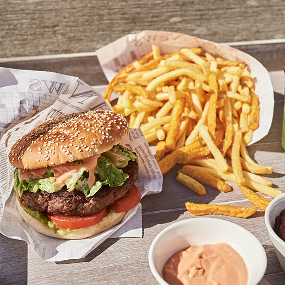 Sansibar burger next to fries and dip