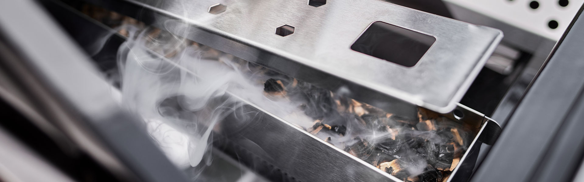 Räucherzubehör von RÖSLE Räucherzubehör aus Edelstahl mit rauchenden Holzspänen