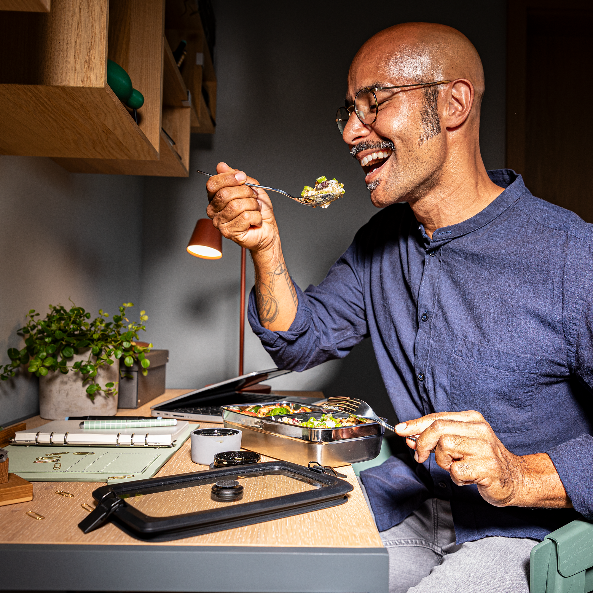 Mann beim Essen mit Vakuumdeckel Mann mit Gläsern, der am Tisch sitzt und aus einer Schüssel mit Essen isst, Vakuumdeckel auf...