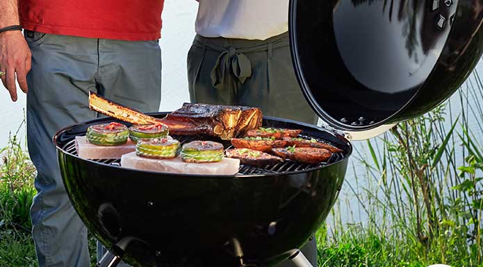 Holzkohle-Kugelgrill No.1 Sport F50 Holzkohle-Kugelgrill No.1 Sport F50 mit Fleisch