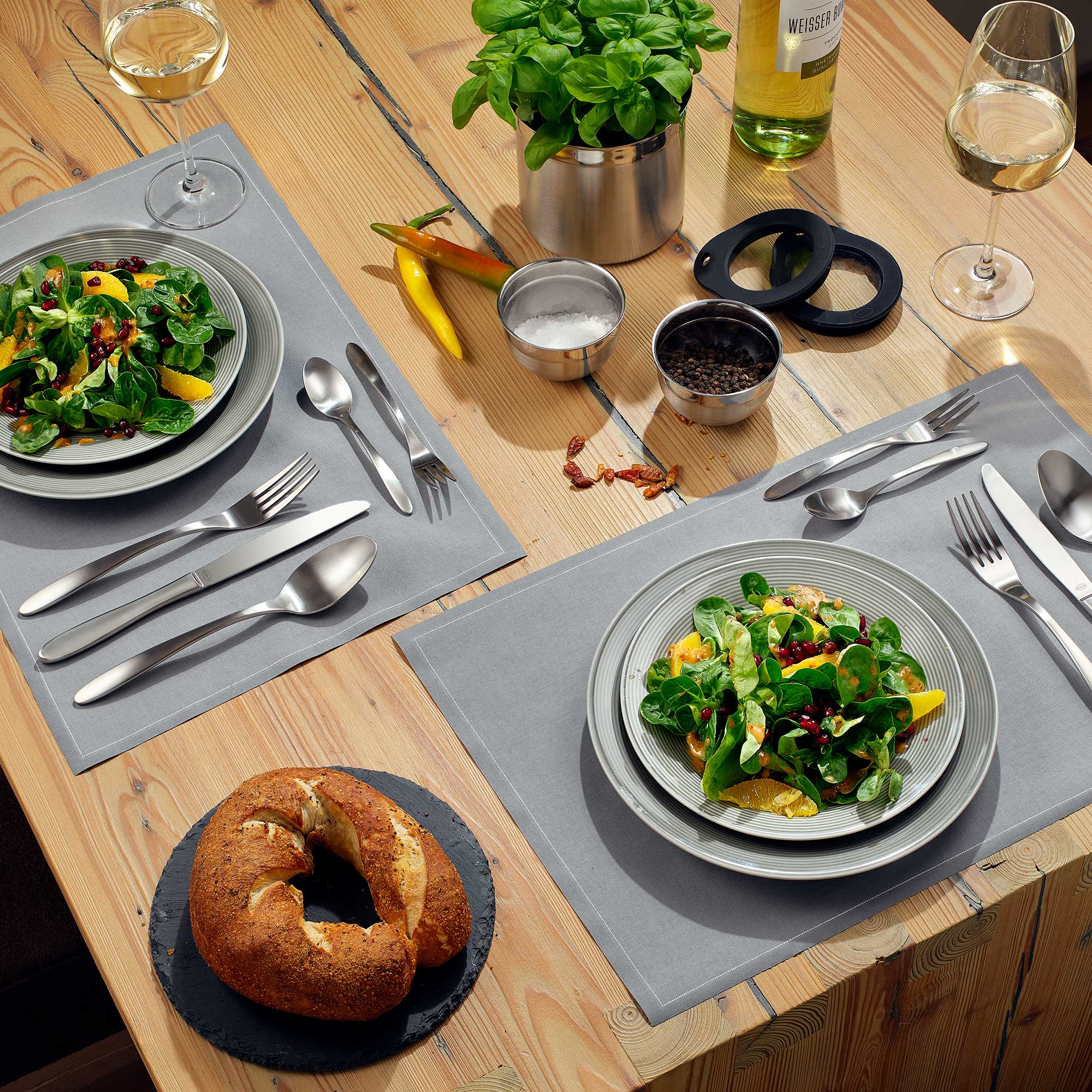 RÖSLE Besteckset 'Culture' auf gedecktem Tisch Besteckset 'Culture' auf einem gedeckten Tisch mit Salat, Brot und Wein.