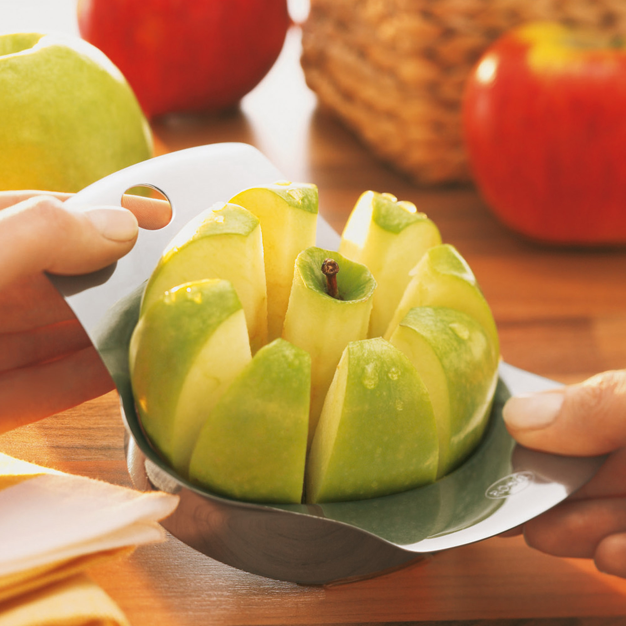 RÖSLE apple-pear divider Apple-pear divider made of stainless steel, green, held in the hand, cuts apples into even...